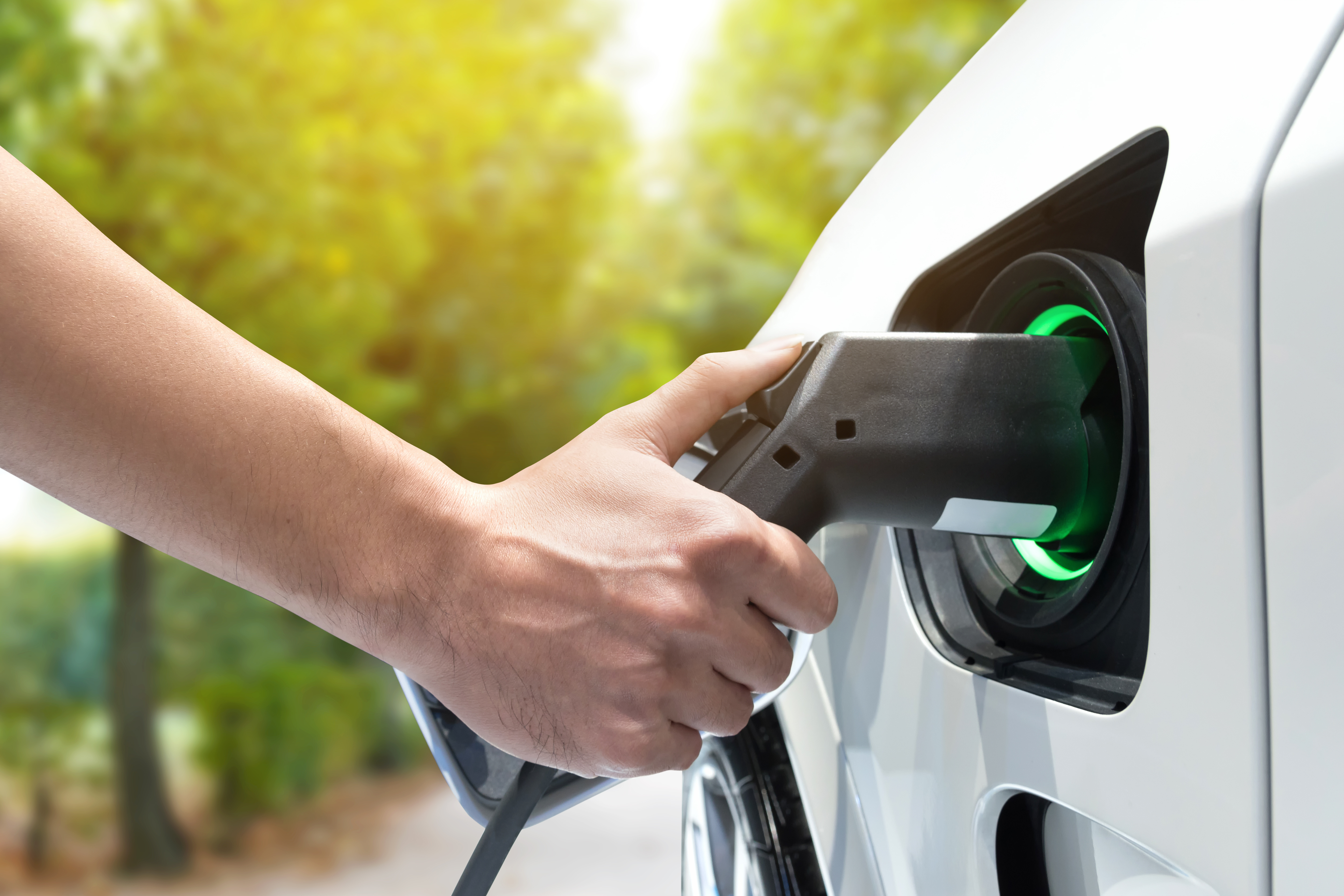 Véhicule electrique - charge main.jpeg